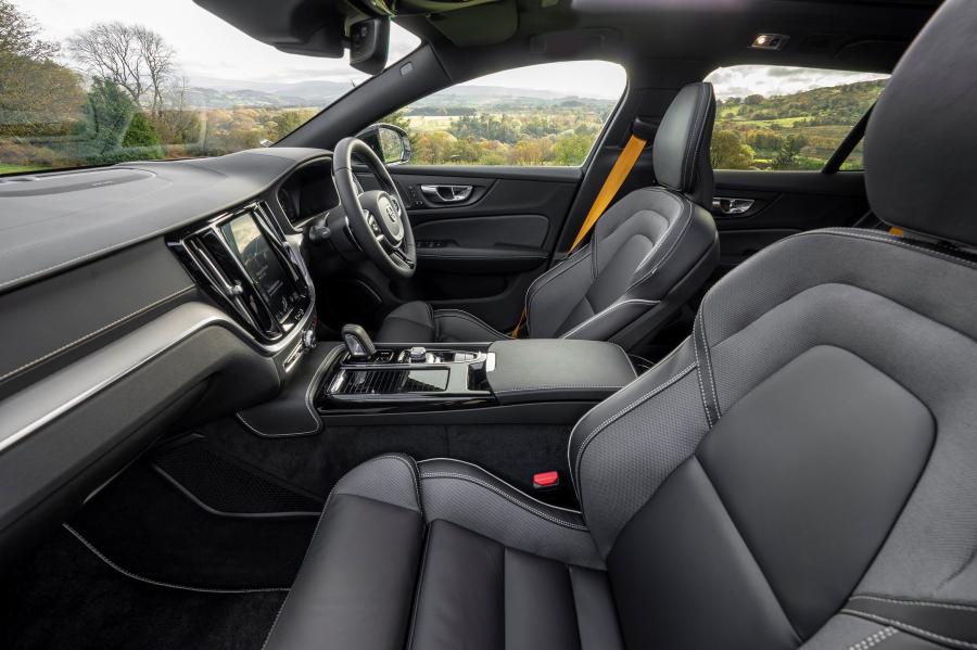 Интерьер Volvo V60 T8 Polestar Engineered 2019 года  (UK) (фото 27 из 40)